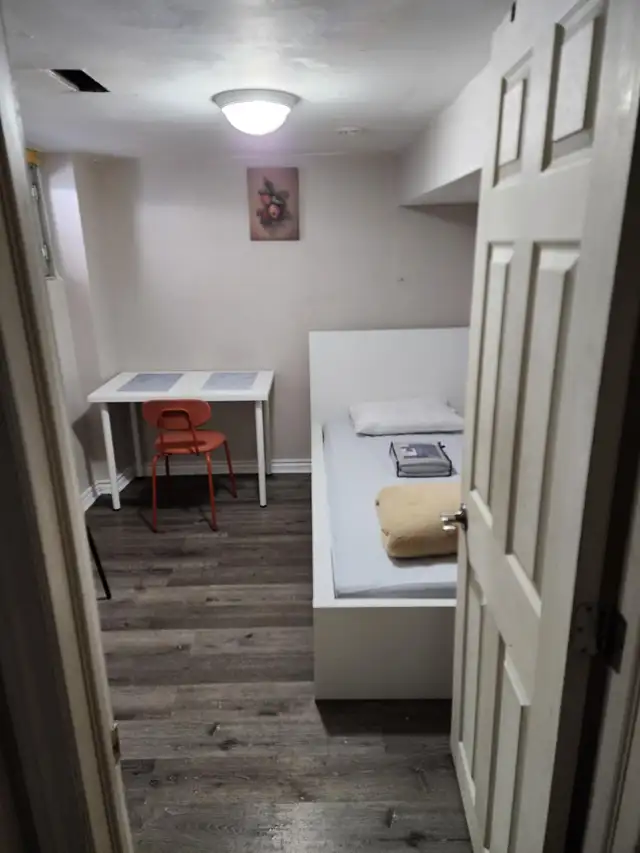 A nice furnished room Aug 1 all included Eglinton & Mt. Pleasant
