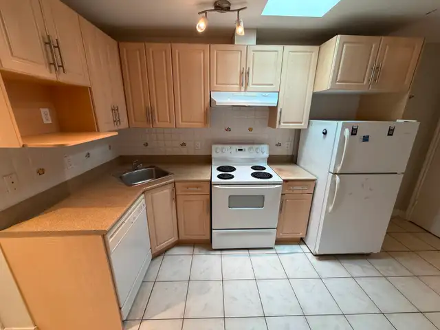 PRIME Main St and 21st Ave - 2 bed, insuite laundry and balcony