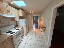 PRIME Main St and 21st Ave - 2 bed, insuite laundry and balcony - Photo 2