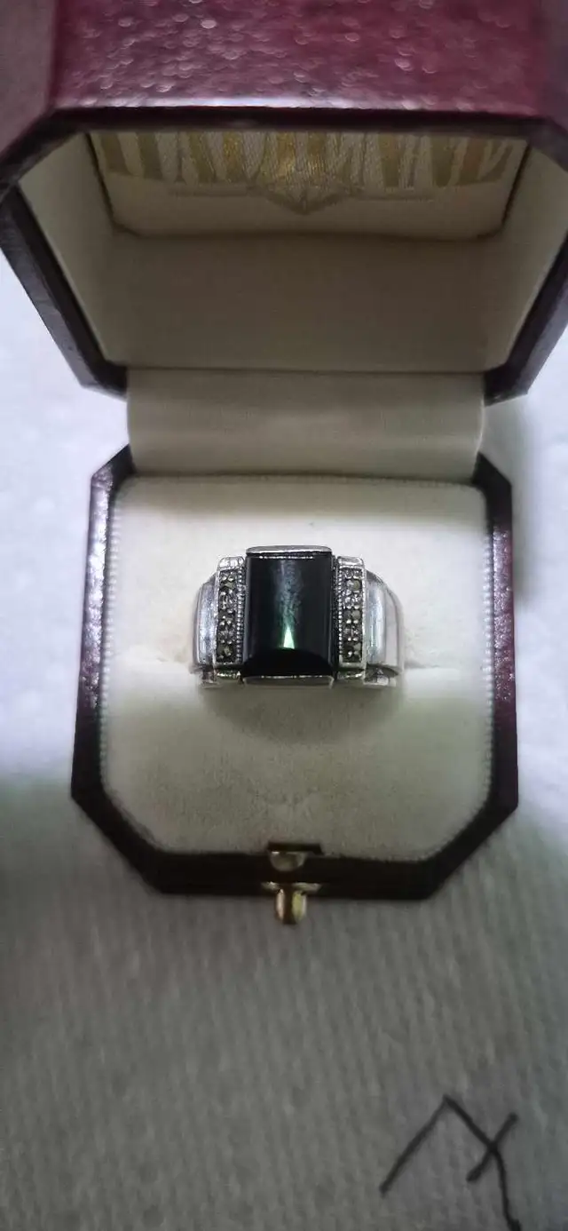 bague en argent avec belle pierre noire