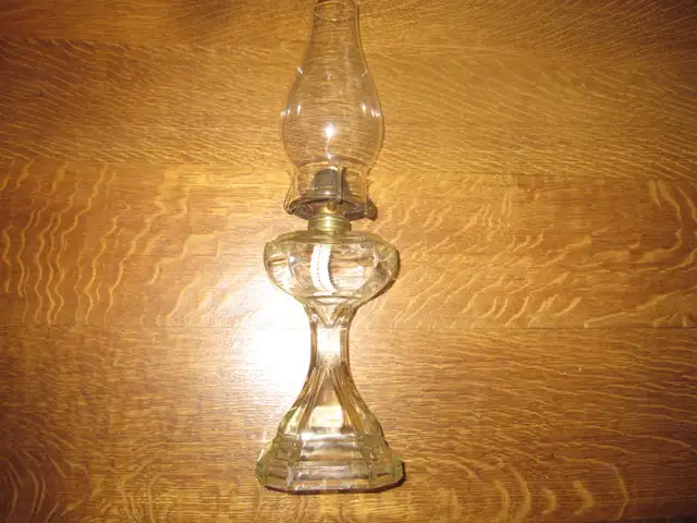 16'TALL ANTIQUE PEDESTAL OIL LAMP NEW WICK AND COMES WITH OIL