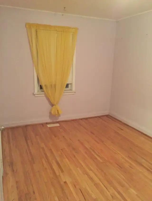 Private Room for Rent, steps to Subway