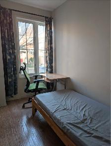 Cozy bright room private washroom parking @ York University - Photo 3
