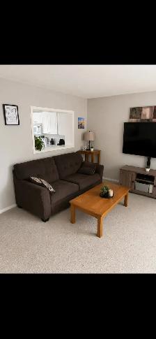 Furnished 3-Bedroom Townhouse for Rent – Arbor Creek - Photo 2