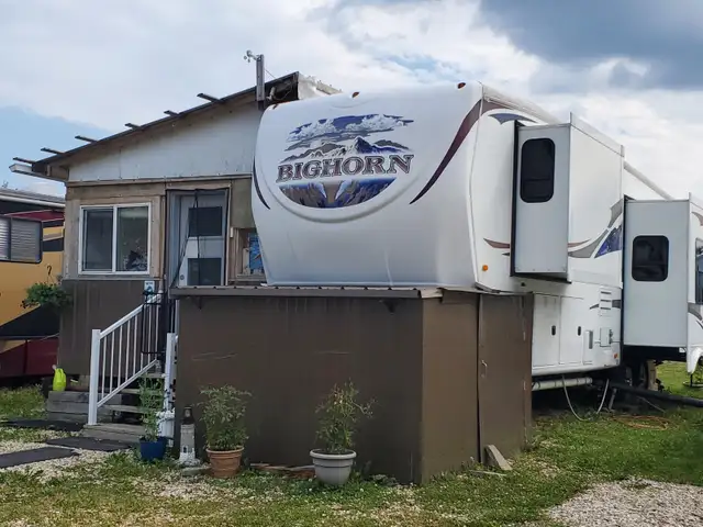 Fifth Trailer & Enclosed Deck on Seasonal Lot