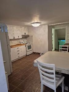 Davis/Yonge Large room for rent - Photo 2