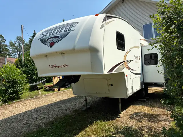 2011 Sabre 25RLOD 25 Ft T/A Fifth Wheel Silhouette