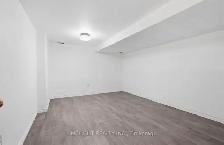 Renovated 4 bedroom back-split for rent in Stoneybrook - Photo 10