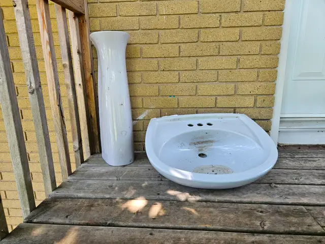 Pedestal sink