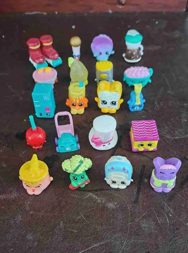 shopkins 22 pieces inclu d'autre truc