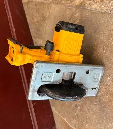 Dewalt Cordless DCS373 5 1/2' Metal-Cutting Circular Saw - Photo 4