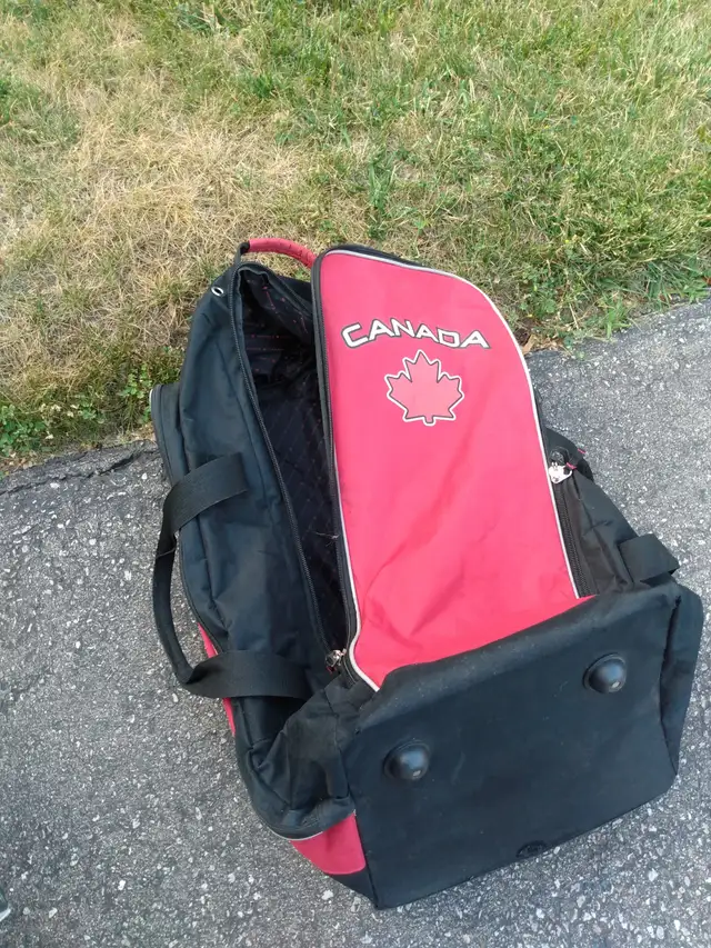 Hockey bags with wheels