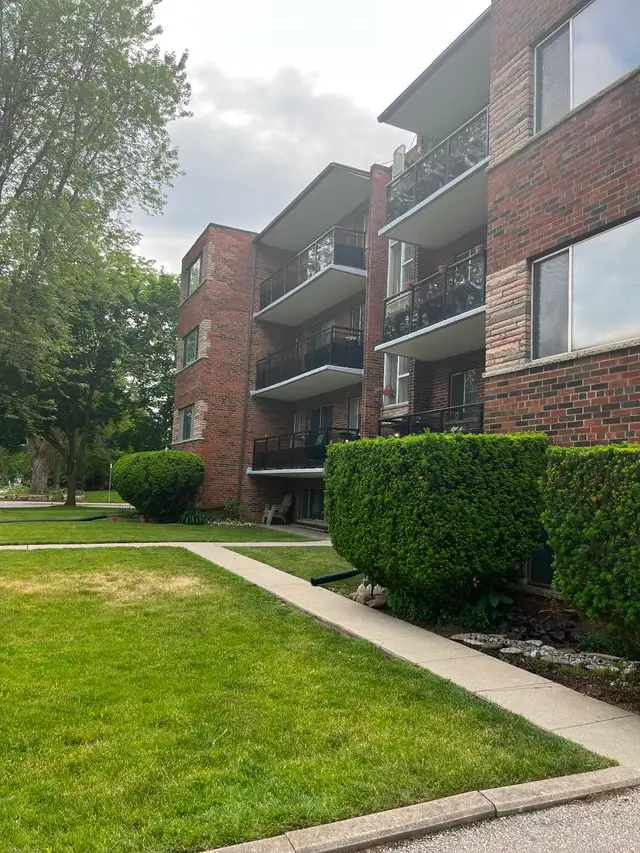 2 Bedroom Apartment Close To Lake & Downtown Burlington, Aug.01