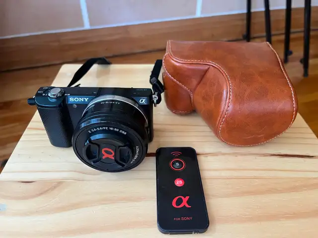 Sony A5000 camera   kit lens   manette   étui en cuir
