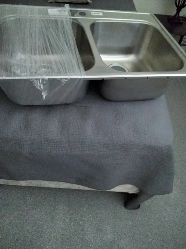 BRAND NEW STAINLESS STEEL DOUBLE SINK