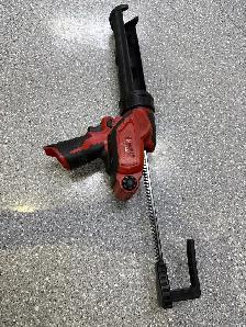 Milwaukee 2441 12V Caulking Gun - Photo 2