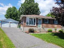 3 Bedroom Brick Bungalow - Photo 2