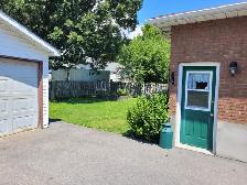 3 Bedroom Brick Bungalow - Photo 4