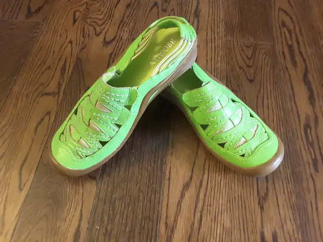 BRAND New Women leather shoes Size 9M