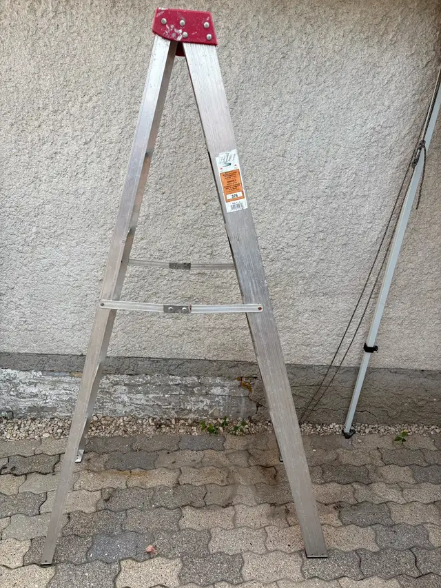 6’ Aluminum ladder