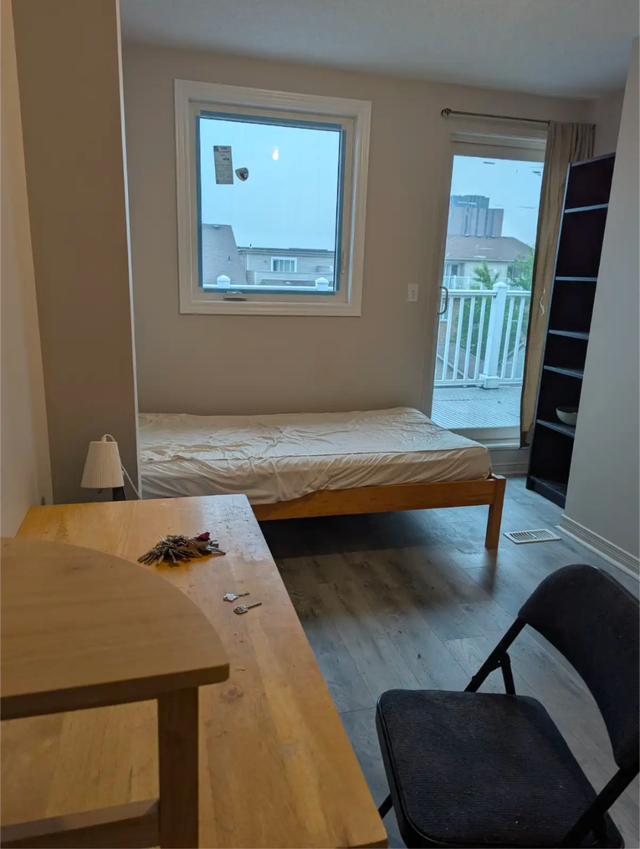 Female 3rd Flr Large Room with Balcony Parking @York University
