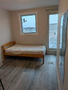 Female 3rd Flr Large Room with Balcony Parking @York University - Photo 2