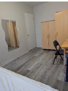 Female 3rd Flr Large Room with Balcony Parking @York University - Photo 4