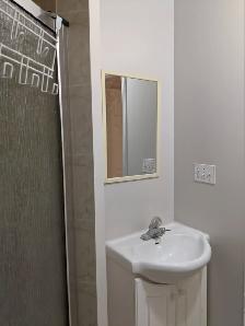 Female 3rd Flr Large Room with Balcony Parking @York University - Photo 8