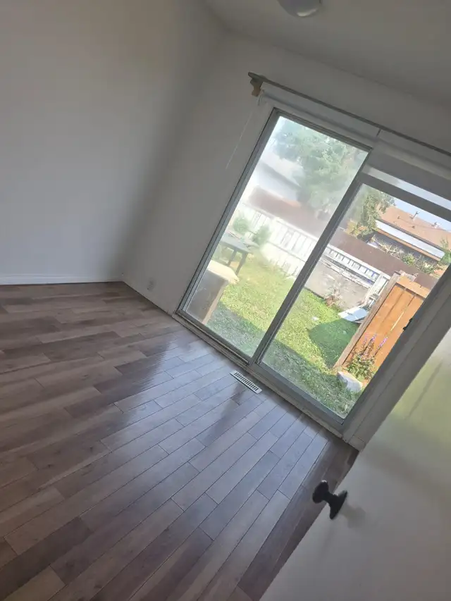 Room for rent walk to c train 10 mins to DT , Main floor