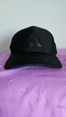 BRAND NEW MEN'S T-SHIRT WITH ADIDAS CAP (X-LARGE) - Photo 2