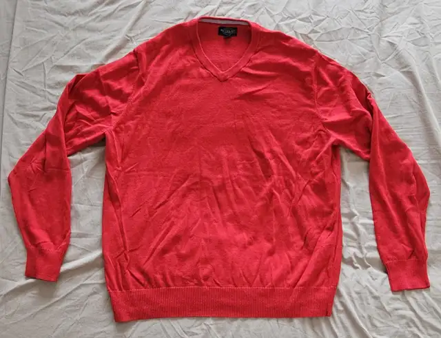 BRAND NEW MEN'S V-NECK LONG SLEEVE SWEATER (LARGE - RED)