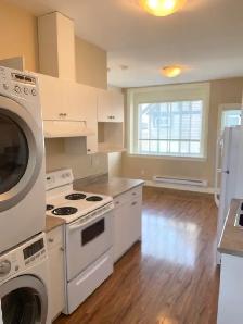 Bright Legal 1-Bedroom Coach House  – Clayton H - Photo 3