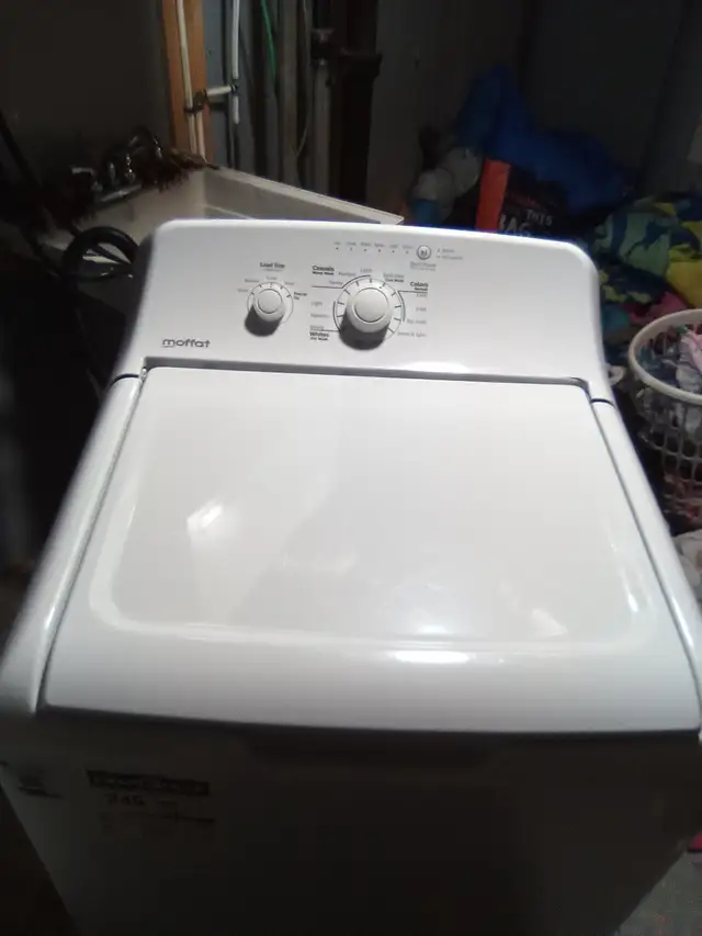 SELLING A BRAND NEW MOFFAT FULL SIZE WASHER.