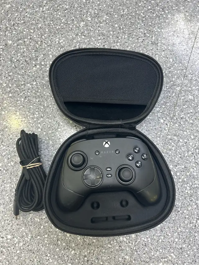 Razer Wolverine V3 Pro Xbox/PC Controller No Dongle