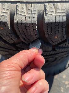4 Hankook 215/70R15 winter studded tires - Photo 4