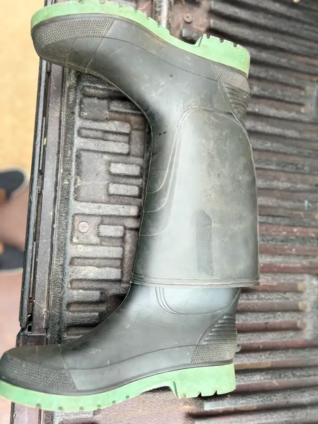 ONE GOOD USED PAIR SZ. 12 RUBBER BOOTS