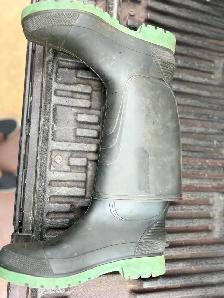 ONE GOOD USED PAIR SZ. 12 RUBBER BOOTS
