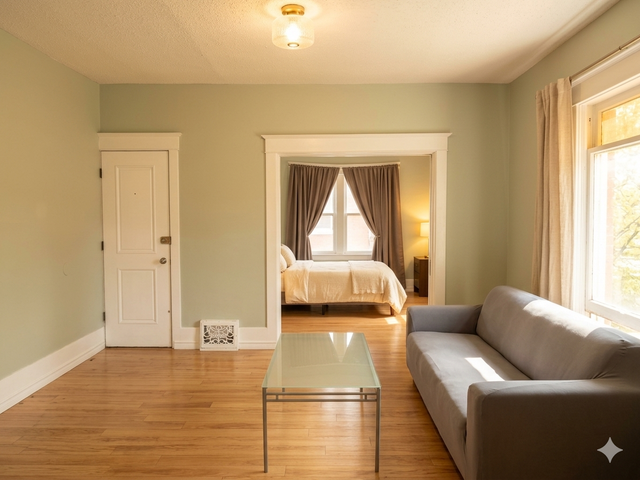 (DOWNTOWN)  Spacious 2-Bedroom Apartment, Furnished & Quiet!