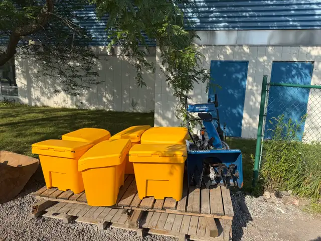 Hyundai Snowblower   6 salt buckets
