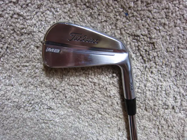 9.5/10 RH TITLEIST #3-9,pw STIFF STEEL FORGED BLADES
