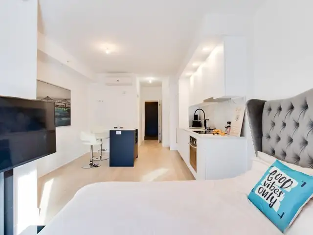Studio Meublé Centre-Ville | Métro St-Laurent | Gym | 1er Sept