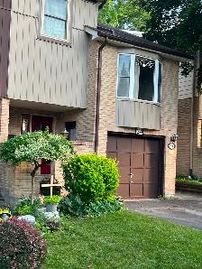Markham executive 4 plus one bedrooms. Separate entrance to Apt. - Photo 2