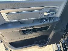 2023 Ram 1500 Classic SLT / Crew Cab / 5'7' Box / 4x4 / HEMI - Photo 18