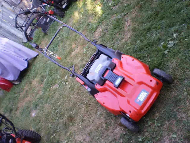 B&D Lawn Mower - Cordless, Rechargeable, 19'cut