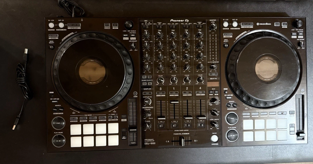 Contrôleur DJ Pioneer DDJ-1000 ProDJ – Boîte d’origine et câbles