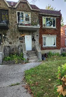 Large 5 1/2 Upper Duplex Unit for Rent