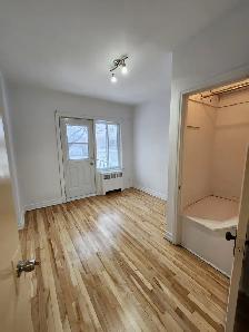 Large 5 1/2 Upper Duplex Unit for Rent - Photo 3