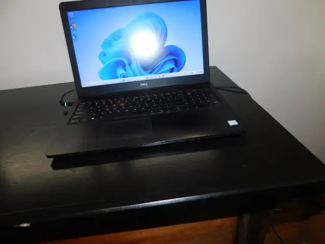 Dell Latitude 3580 15.6' Laptop CORE i5 256GB SSD 8GB B/T WIN 11