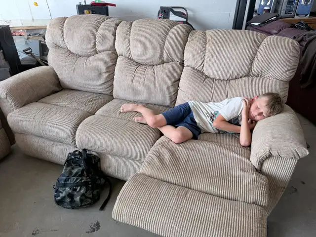 la-Z-Boy couch movie theatre scene