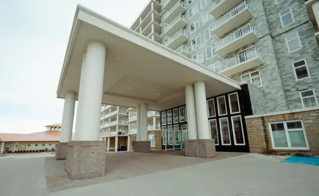 Beautiful 2 bed   den for Sept. 1st Grandhaven Estates